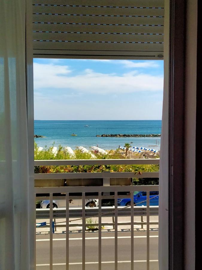 Hotel Ristorante Miramare 페자로 외부 사진