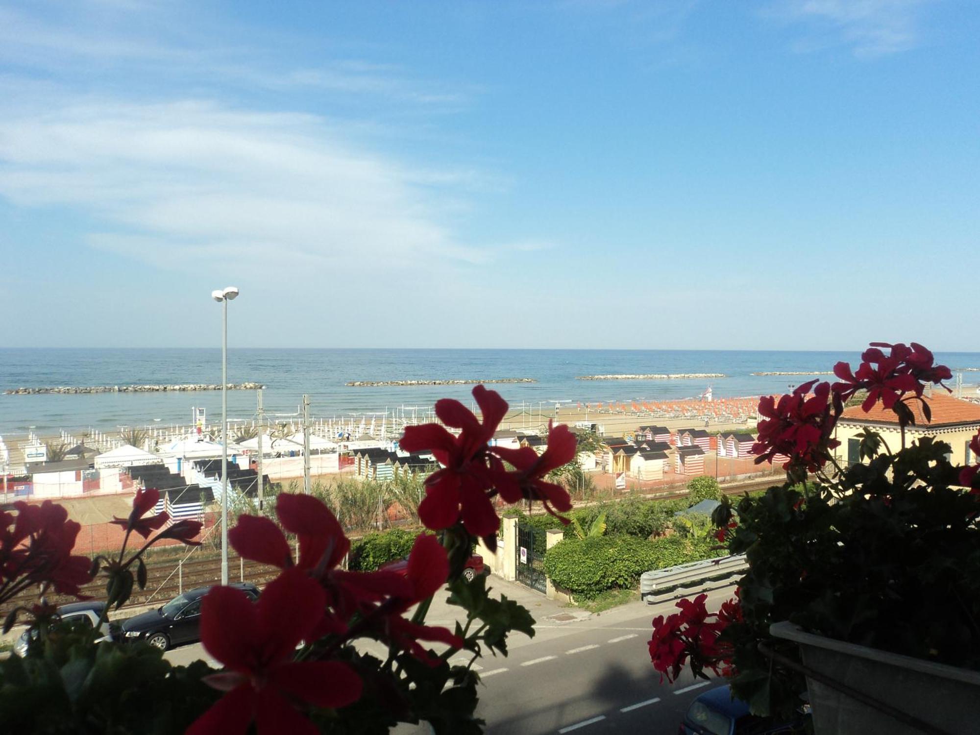 Hotel Ristorante Miramare 페자로 외부 사진